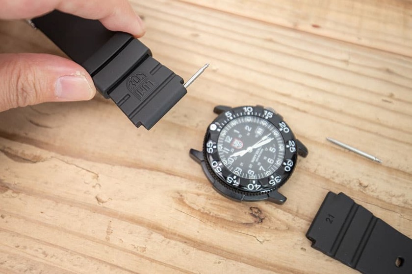 STEP2：バネ棒を入れる