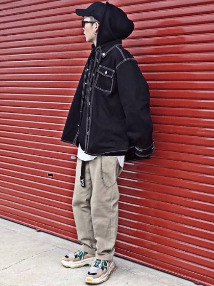 コーデ1：ベージュパンツ＋白スニーカー