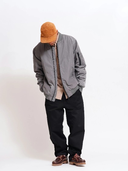 コーデ13：ライトグレー×オレンジキャップ