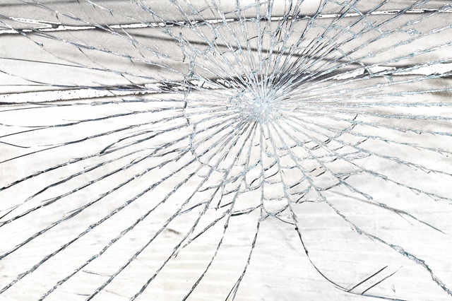 ①画面の傷やケースの腐食を確認する