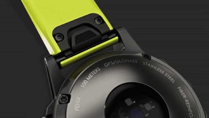 ベルトにバネ棒をセットする穴がある