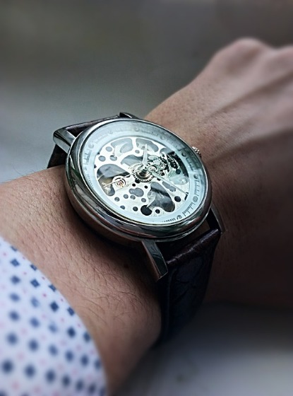 ムーブメントを楽しめるスケルトン