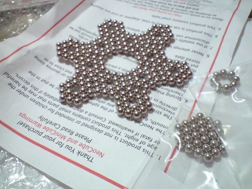 磁気を発するものに近づけないこと