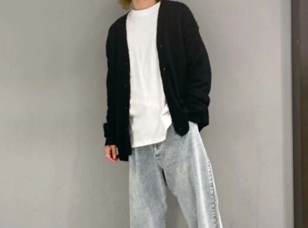 白Tシャツ×カーディガン