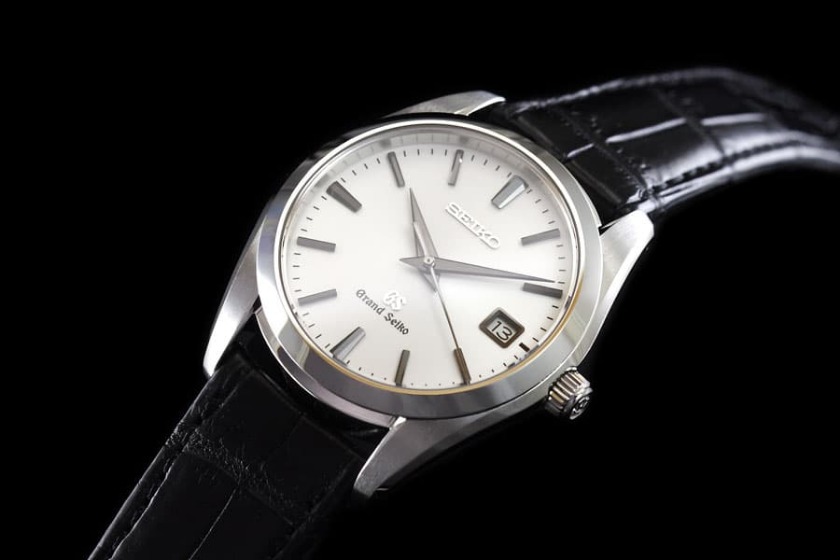 陰影ありの針が白文字盤に映えておしゃれ