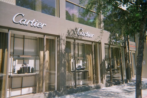 カルティエの腕時計は中古市場で掘り出し物を見つけよう