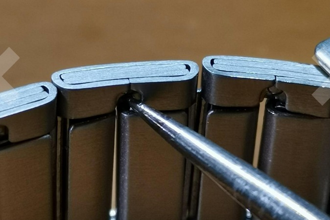 ①バンドの内側の穴を外側にスライドさせる