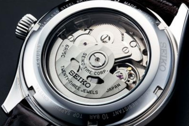 高性能キャリバー6R15搭載