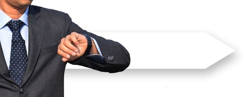 ①スーツにも似合う