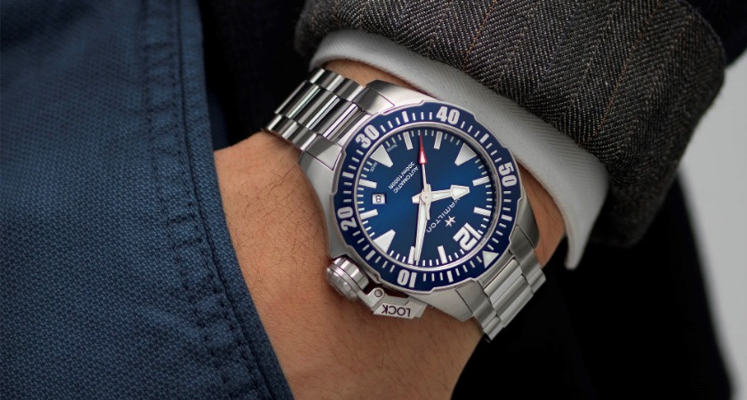 カーキネイビー