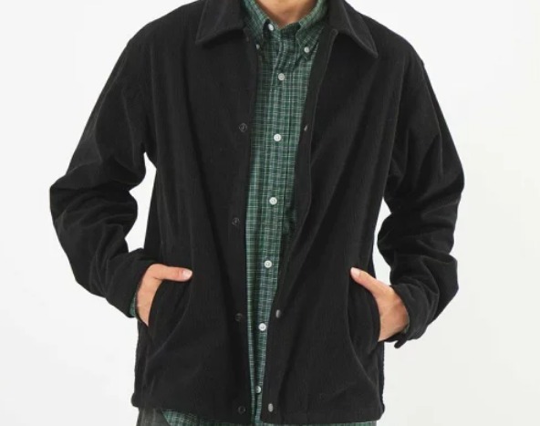 コーチジャケットを着こなして大人カジュアルを演出しよう