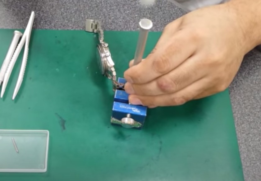 STEP1:時計を固定してピンとCリングを外す