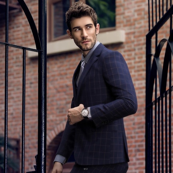 スーツからカジュアルまで幅広い服装に合う