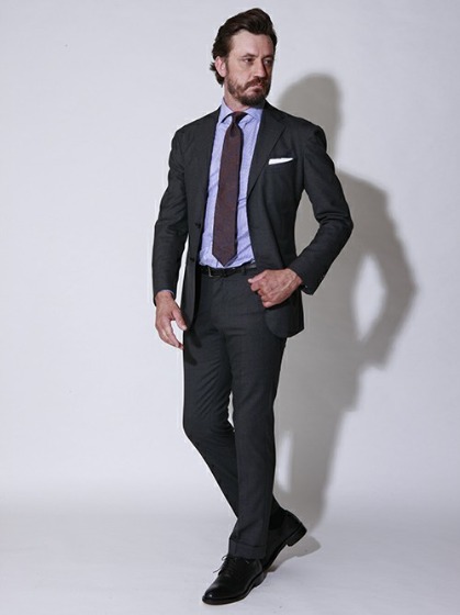 コーデ2：同系色のスーツ×スニーカー