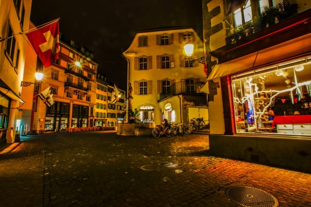 販売店や客層の違い