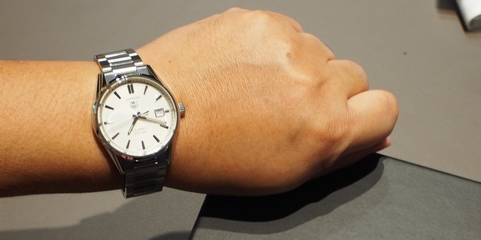 視認性の高い文字盤を採用