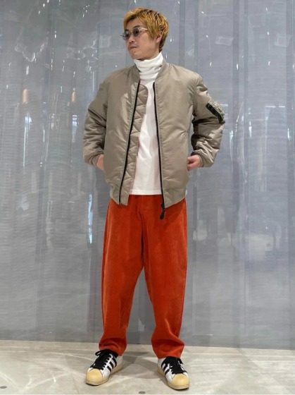 コーデ8：ベージュ×ホワイトタートル