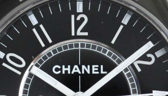 シャネルのスーパーコピー/偽物腕時計の見分け方：ロゴのEの文字の字体