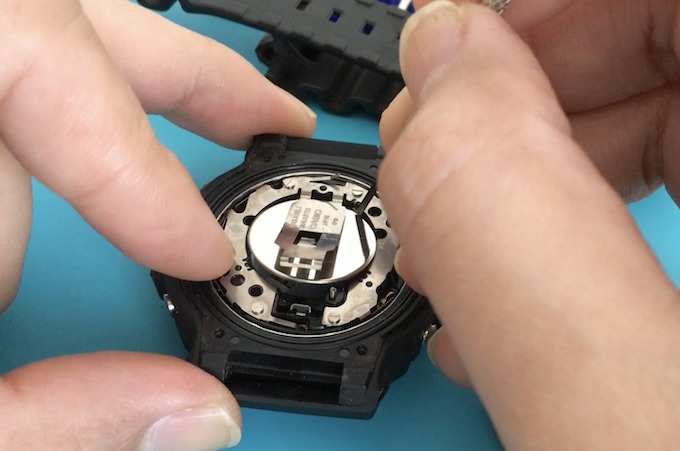 STEP2:電池押さえのロックを外す