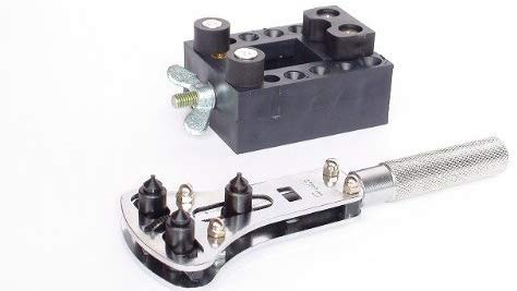 オープナーで裏蓋を外す