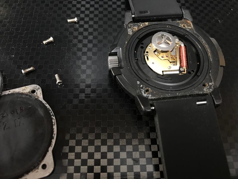 ルミノックスの並行輸入品は正規店で電池交換できる？