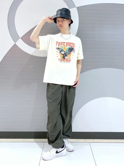 白Tシャツ×トラックパンツ