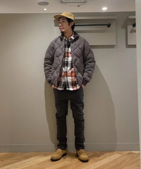 グレー×チェックシャツ