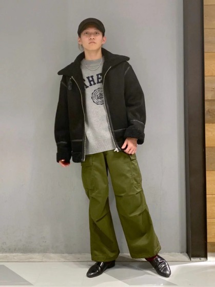 ネイビー×カーゴパンツ