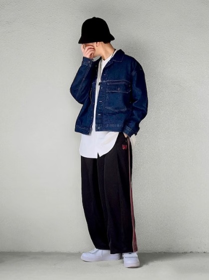 コーデ9：ブルー×ラインパンツ