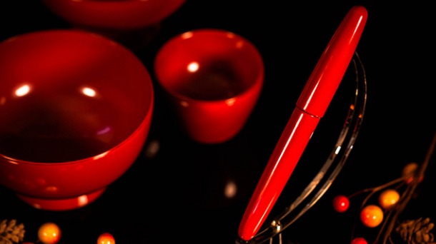 ①日本伝統の漆塗りを文字盤に採用