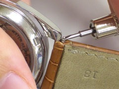 バネ棒を差し込む