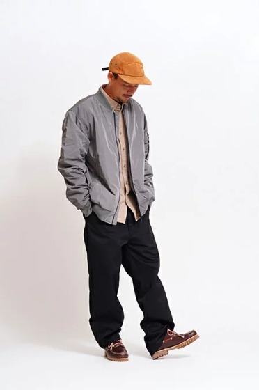 コーデ3：グレー×ベージュシャツ