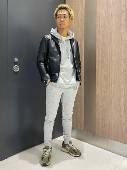 グレーパーカー+スウェットパンツ