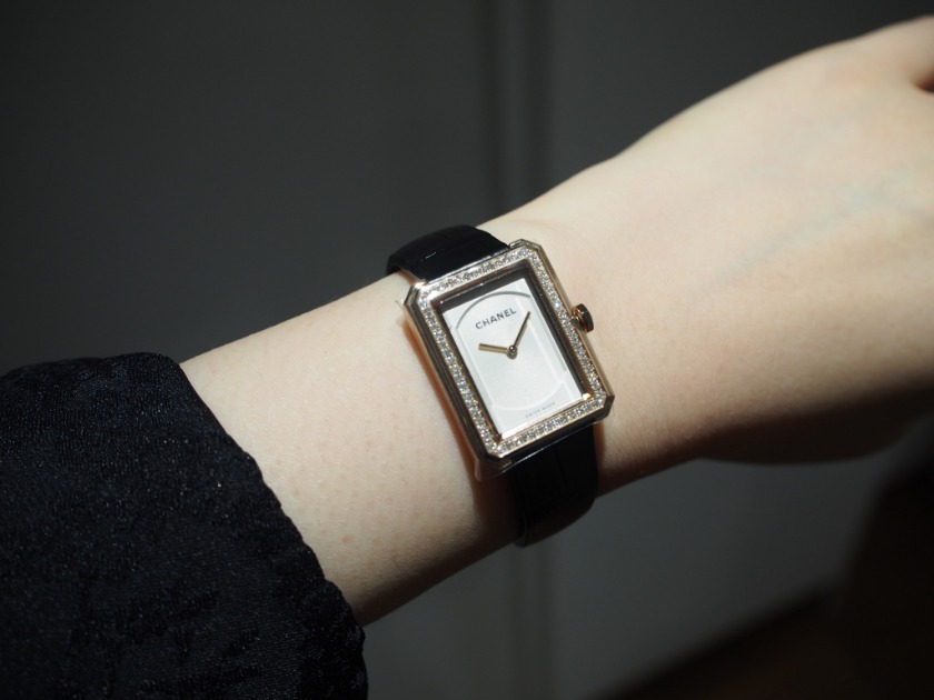 シャネル"ボーイフレンド"の時計はシンプルで美しいモデル