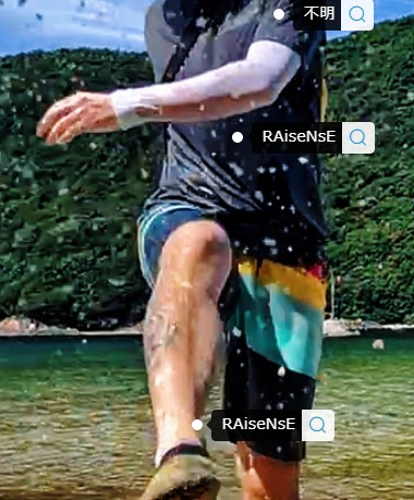 グレーTシャツ×青水着