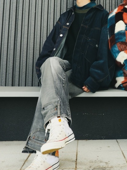 コーデ4：ネイビーデニム×ブルーセーター