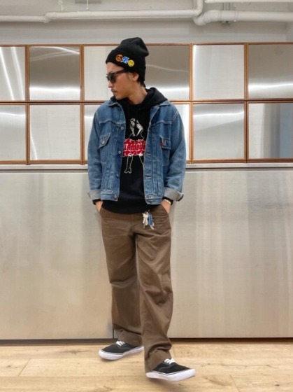 デニムジャケットにパーカーを合わせるのは難しい？お洒落な着こなしを紹介