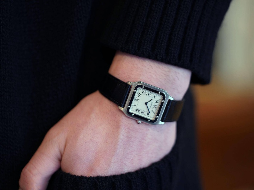 ②薄型ケース×革ベルトで軽やかな印象