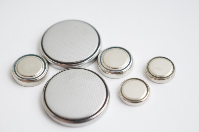 古い電池を外し新しい電池を取付