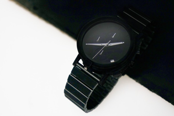 吸い込まれるような”黒”の秘密は反射率の低さ