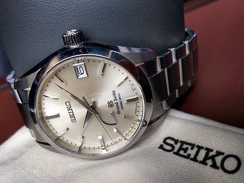 光の加減によりダイヤルの色味が変わる