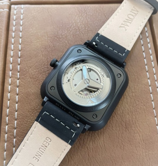 手裏剣のようなシンプルなムーブメント