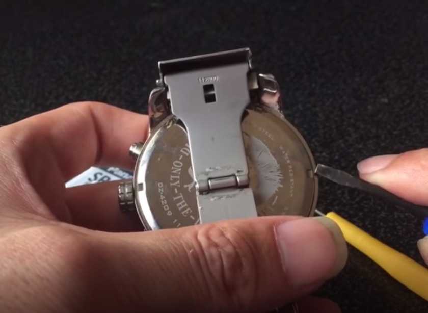 ①時計の裏蓋のくぼみにマイナスドライバーを入れる