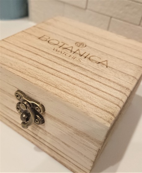 ナチュラルな木製ボックスを使用