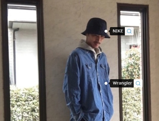 黒のバケットハットにネイビーシャツの着こなし