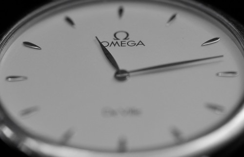 オメガシーマスターにはクォーツと機械式モデルがある？
