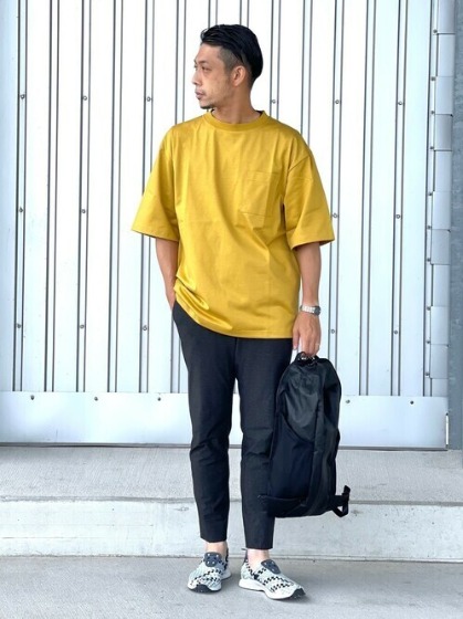 Tシャツ×スニーカーのラフな着こなし