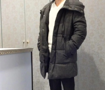 ホワイト×Vネックニット