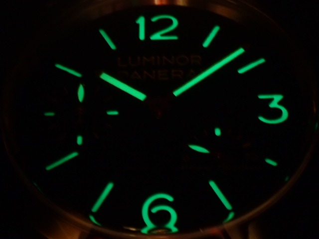 ④スーパーコピーと偽物夜光の発光具合