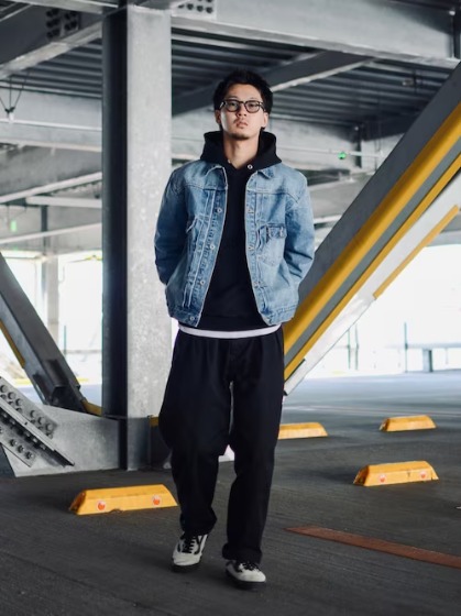 ③黒パーカーにはライトブルー